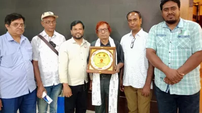টাঙ্গাইলে ইত্তেফাকের সাংবাদিক অধ্যাপক জয়নাল আবেদীন পেলেন জেলা প্রশাসন সম্মাননা।
