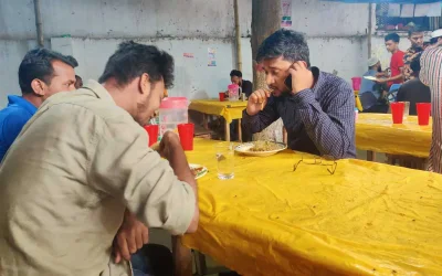 দোকানে খাবার খাচ্ছে মানুষ।