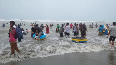 খুনসুটিতে ব্যস্ত সবাই