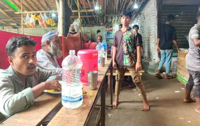 দোকানে খাবার খাচ্ছে নিম্ন আয়ের মানুষ।