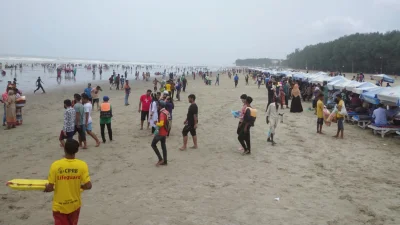 ছুটির দিনে কক্সবাজার সৈকতে পর্যটকের ভিড় 