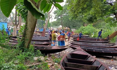 বর্ষায় এই কোষা নৌকায় পণ্যদ্রব্য সাজিয়ে ফেরিওয়ালারা তাদের বিভিন্ন পণ্য নিয়ে গ্রামে গ্রামে ফেরি করে বেড়ায়