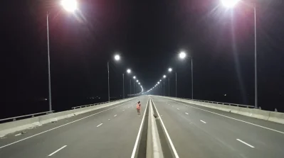 পল্লী বিদ্যুৎ এর মাওয়া প্রান্তে সাব স্টেশন থেকে সোমবার সন্ধ্যায় মুন্সীগঞ্জ পল্লী বিদ্যুৎ কানেক্টেড হয়ে বাতি জ্বালানো হয় পদ্মা সেতুতে 