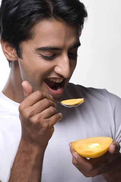 আমে থাকা ভিটামিন সি কোলাজেনের উৎপাদন করে। এর ফলে ত্বক সতেজ ও টান টান হয়