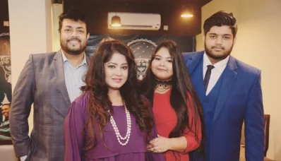 ছেলে মেয়ের সঙ্গে ওমর সানী ও মৌসুমী। ছবি: সংগৃহীত