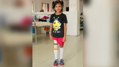 কৃত্রিম পা সংযোজনের পর দাঁড়িয়ে আছে জান্নাত