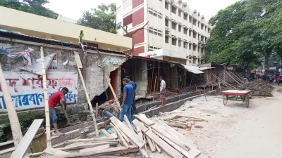 ভেঙে ফেলা হয় সীমানাপ্রাচীর। ছবি: ইত্তেফাক