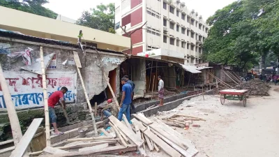 ভেঙে ফেলা হয় সীমানাপ্রাচীর। ছবি: ইত্তেফাক