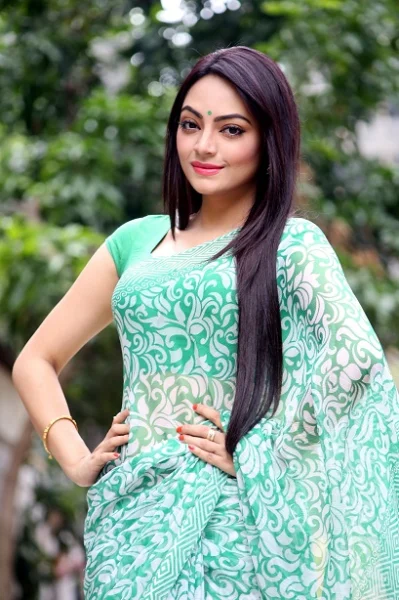 চুলে যে ধরণের প্রসাধনী ব্যবহার করেন না কেন, খুব জোরে ম্যাসাজ করবেন না