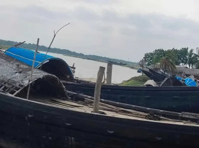 নিষেধাজ্ঞার কারণে তিন মাস সাগরে মাছ ধরা বন্ধ। জেলেরা পাইকগাছা উপজেলার মাহমুদকাটি গ্রামের কপোতাক্ষ নদের পাড়ে সমুদ্রগামী নৌকা সারিবদ্ধভাবে তুলে রেখেছেন।