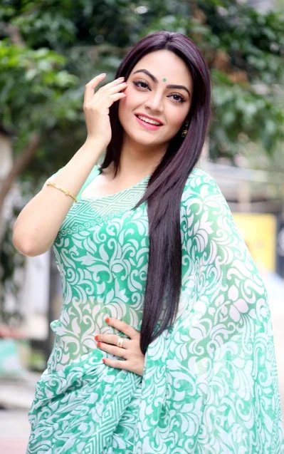 বর্ষায় চুল প্রাণহীন হওয়ার পেছনে মূল কারণ হলো, হেয়ার স্টাইলিং করতে গিয়ে অযথা বিভিন্ন প্রোডাক্ট ও টুলসের ব্যবহার