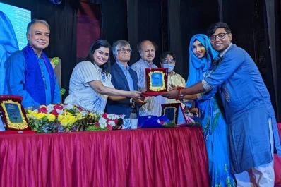 অতিথিদের হাতে শুভেচ্ছা উপহার তুলে দিচ্ছেন ঢাবি সাংস্কৃতিক সংসদের সভাপতি ও সম্পাদক। ছবি: সংগৃহীত