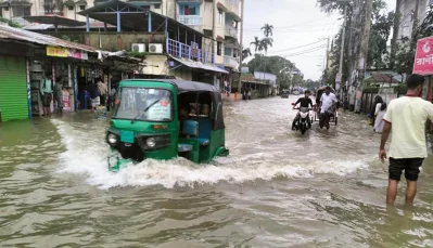 বৃহস্পতিবার সকালে পানি বাড়তে শুরু করে। এসময় শহরের মূল সড়কগুলো তলিয়ে যায়। ছবি: সংগৃহীত