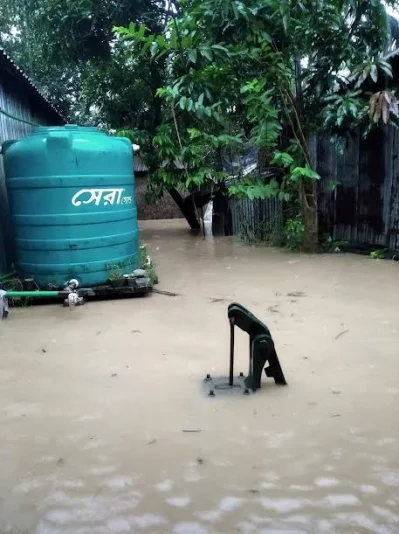 বন্যার পানিতে ডুবে গেছে নলকূপ