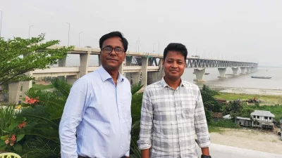 পদ্মা সেতুর মাওয়া প্রান্তে পর্যটক