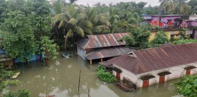 সুনামগঞ্জ শহরের পশ্চিম নতুনপাড়ায় বন্যার পানিতে ঘরবাড়ি প্লাবিত হয়েছে। ছবি: সংগৃহীত