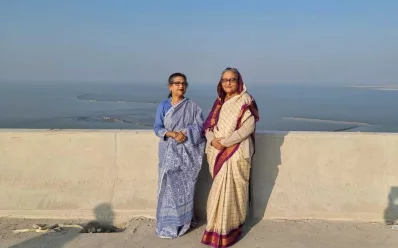প্রধানমন্ত্রী শেখ হাসিনার পদ্মা সেতু পরিদর্শন। সঙ্গে তার বোন শেখ রেহানা। 