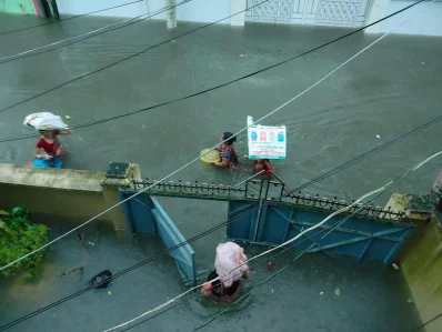 বন্যার পানিতে প্লাবিত রাস্তাঘাট, ঘরবাড়ি