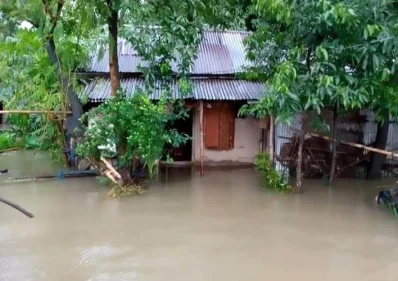 সবচেয়ে বেশি দুর্ভোগে রয়েছেন নিচু ও আধপাকা ঘরের বাসিন্দারা। ছবি: সংগৃহীত