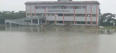 শিক্ষাপ্রতিষ্ঠানের মাঠও তলিয়ে গেছে পানিতে। ছবি: ইত্তেফাক