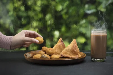 চা গরম কিংবা গরম চা&mdash;বৃষ্টির দিনে যার তুলানা সে নিজেই