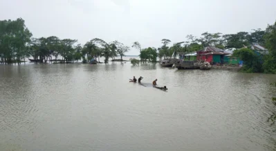 পানিতে তলিয়ে গেছে মনপুরার বিস্তীর্ণ গ্রাম। ছবি: ইত্তেফাক