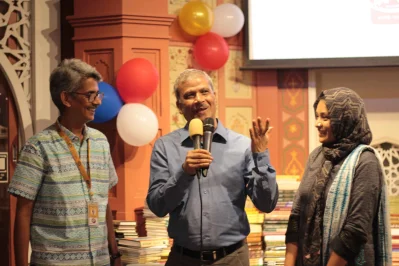 বক্তব্য রাখছেন আসিফ নজরুল। 