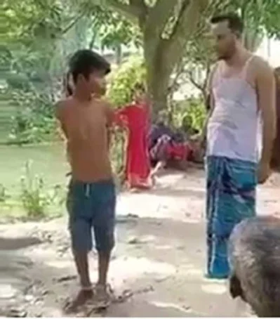 শিশুকে মারধর করা হচ্ছে।