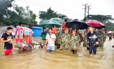 বন্যা দুর্গতদের সহায়তায় সেনাবাহিনী। ছবি: আইএসপিআর