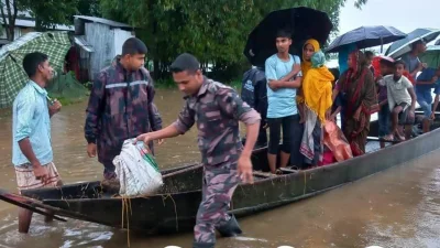 উদ্ধার তৎপরতা চালাচ্ছে বিজিবি। ছবি: আব্দুল গনি/ইত্তেফাক