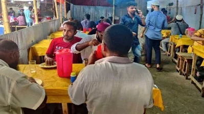 হোটেলে খাবার খাচ্ছেন মানুষ।
