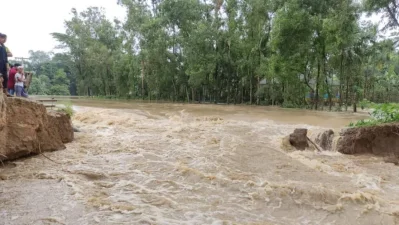 আখাউড়ায় হাওড়া নদীর ভেঙে যাওয়া বাঁধ।