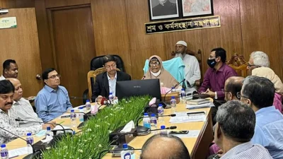 ব্যবসায়ী সমিতির নেতৃবৃন্দের সঙ্গে বৈঠকে শ্রম ও কর্মসংস্থান প্রতিমন্ত্রী বেগম মন্নুজান সুফিয়ান। ছবি: সংগৃহীত