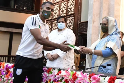 জামাল ভূঁইয়া এই প্রথম প্রধানমন্ত্রীর হাত থেকে পুরস্কার গ্রহণ করেছেন। ছবি: বাফুফে