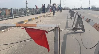 বুড়িগঙ্গা সেতুর ভাঙা অংশ বেষ্টনি দিয়ে রাখা হয়েছে। ফাইল ছবি (সংগৃহীত)