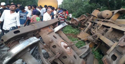 উল্টে যাওয়া বগি।