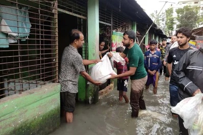 ত্রাণ সামগ্রী বিতরণ করছেন ঢাকা বিশ্ববিদ্যালয় ছাত্রলীগের সভাপতি সন্জিত চন্দ্র দাস। ছবি: ইত্তেফাক 