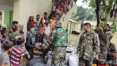 সুনামগঞ্জে বন্যাকবলিত এলাকার একটি আশ্রয়কেন্দ্রে ত্রাণ বিতরণ করছে সেনাবাহিনী &mdash;আইএসপিআর
