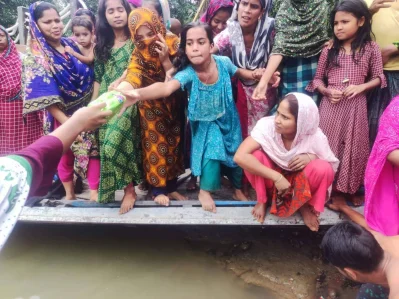 ত্রাণ দেওয়া হচ্ছে। ছবি: ইত্তেফাক