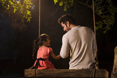 সন্তানকে শেখান, সমাজের একজন সদস্য হিসাবে যে যে জিনিসগুলো সবার প্রাপ্য, তা বন্ধুদের মধ্যে ভাগ করে নেওয়া উচিত