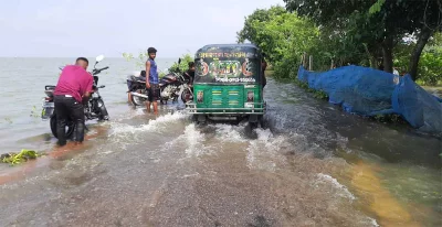 ডুবে যাওয়া সড়কে ঝুঁকি নিয়ে যান চলাচল করছে