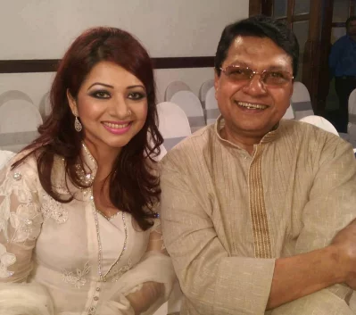 বাবার সঙ্গে আঁখি আলমগীর