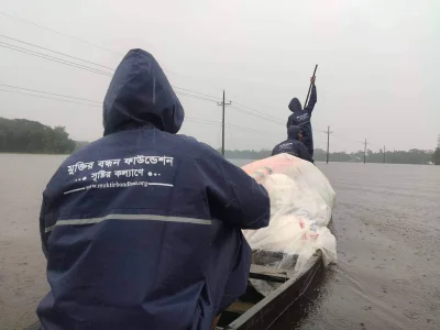 ত্রাণ নিয়ে যাচ্ছেন মুক্তির বন্ধন ফাউন্ডেশনের কর্মীরা। ছবি: ইত্তেফাক