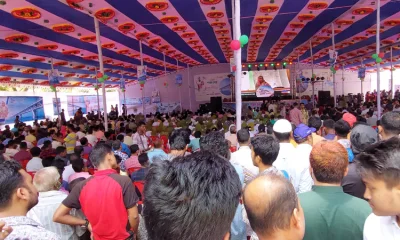 জেলা প্রশাসক চত্বরে উদ্বোধন অনুষ্ঠান সরাসরি দেখতে সাঁটানো হয় বড় পর্দা 