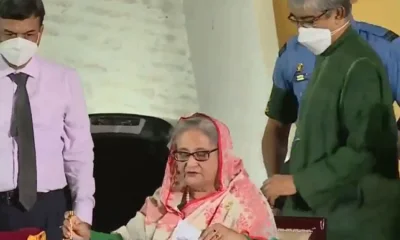 স্মারক ডাকটিকিট উন্মোচন করছেন প্রধানমন্ত্রী। 