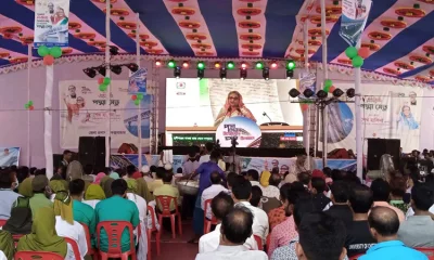 সকাল থেকেই অনুষ্ঠানে আসতে শুরু করেন সরকারি দপ্তর, শিক্ষা প্রতিষ্ঠান, পেশাজীবী সংগঠনসহ নানা পেশাশ্রেনির মানুষ