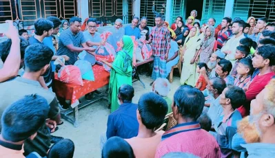বন্যায় ক্ষতিগ্রস্তদের মাঝে ত্রাণ প্রদান করছেন কুমিল্লা জেলা ক্রিকেট কমিটির সভাপতি সাইফুল আলম রনি।