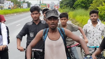 সাইকেল চালিয়ে পদ্মা সেতু দেখতে কিশোররা। ছবি: সংগৃহীত