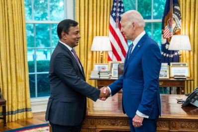 জো বাইডেনের সঙ্গে  রাষ্ট্রদূত শহিদুল ইসলাম।