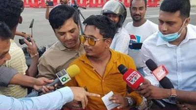 সেতু পার হওয়া প্রথম মোটরসাইকেলচালক।